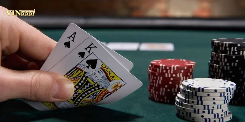 Vì sao người chơi thường đọc sai bài đối thủ tại bàn Poker?